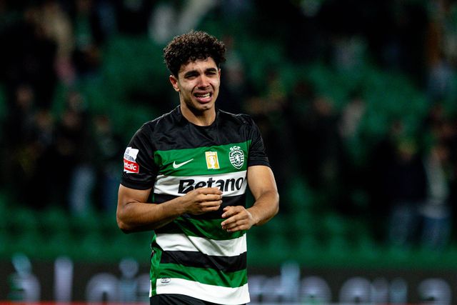 João Simões cumprimenta jogador do Benfica antes do dérbi  (IMAGO)