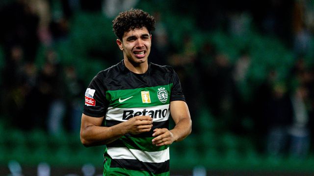 João Simões cumprimenta jogador do Benfica antes do dérbi  (IMAGO)