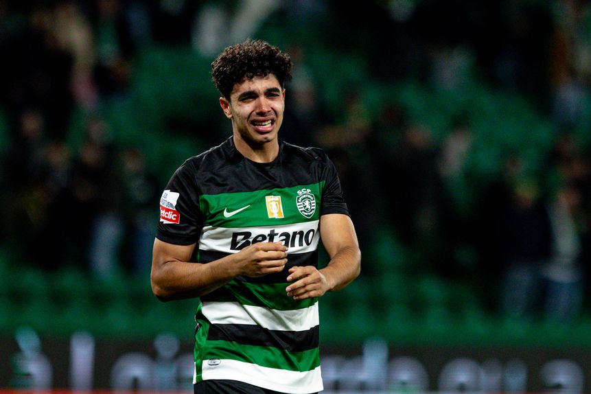 João Simões cumprimenta jogador do Benfica antes do dérbi  (IMAGO)