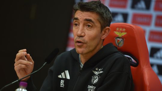 Bruno Lage comenta o facto de o Benfica «dar três toques na bola e perdê-la»