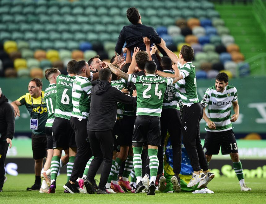 Festa dos jogadores do Sporting, em Alvalade, após a conquista da Liga 2020/2021 (A BOLA)