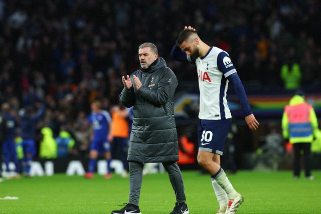 Postecoglou a agradecer o apoio dos adeptos, frustrados por mais uma derrota do Tottenham