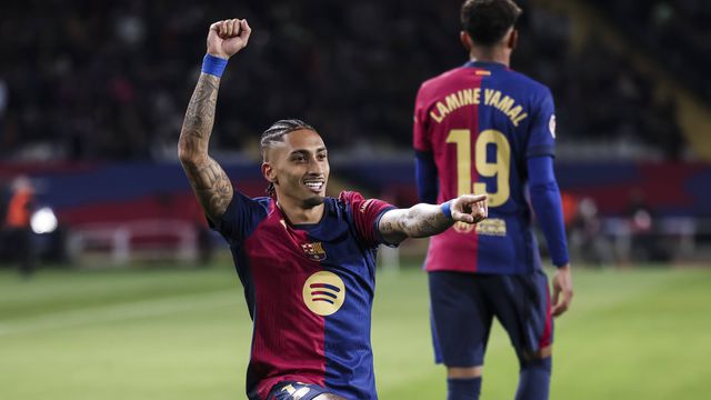 Raphinha celebra golo marcado ao Valência