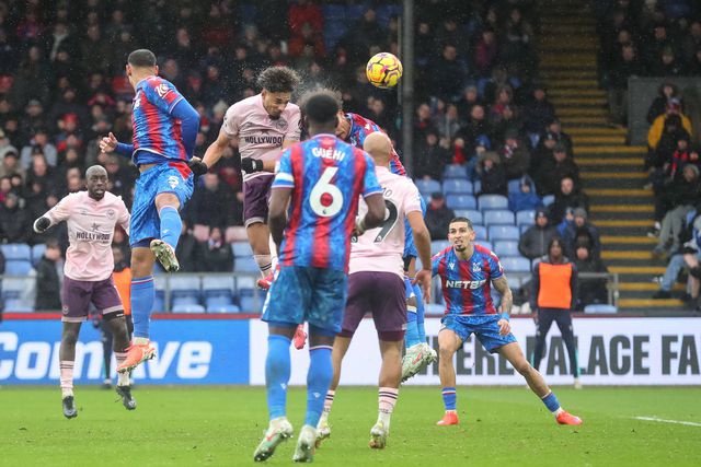 Kevin Schade marca um golo de cabeça ao Crystal Palace, impondo-se no ar