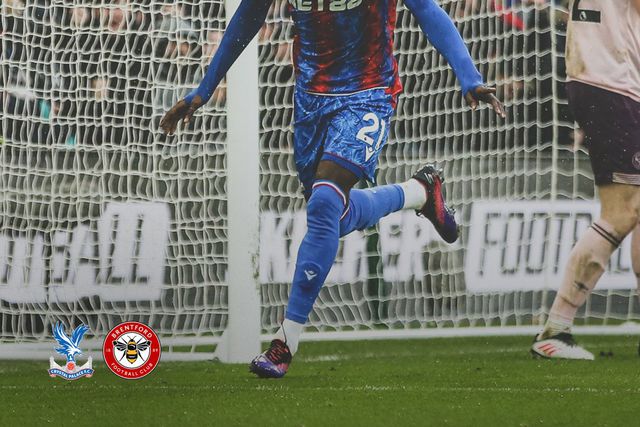 Romain Esse celebra o golo marcado pelo Crystal Palace ao Brentofrd