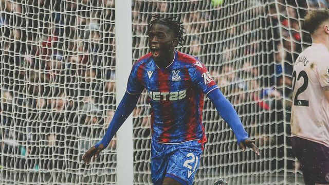 Romain Esse celebra o golo marcado pelo Crystal Palace ao Brentofrd