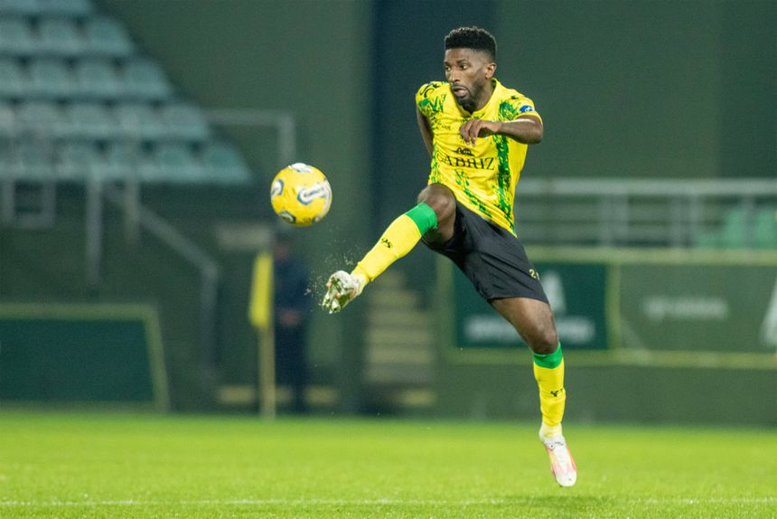 Hélder Tavares controla a bola num jogo pelo Tondela