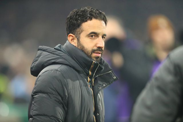 Ruben Amorim pensativo durante um jogo do Mancheter United