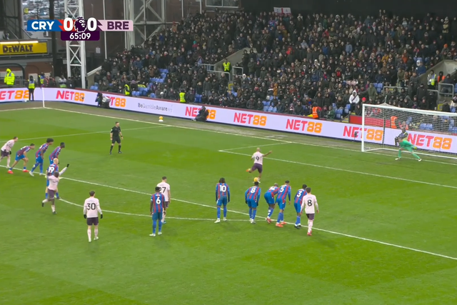 Wissa começou a celebrar antes de Mbeumo marcar o penálti (vídeo)