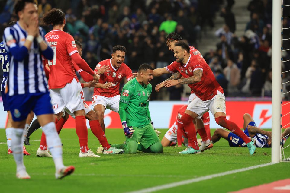 Gabriel Baptista festeja, ajoelhado, com quatro companheiros o penálti defendido a Galeno no Estádio do Dragão