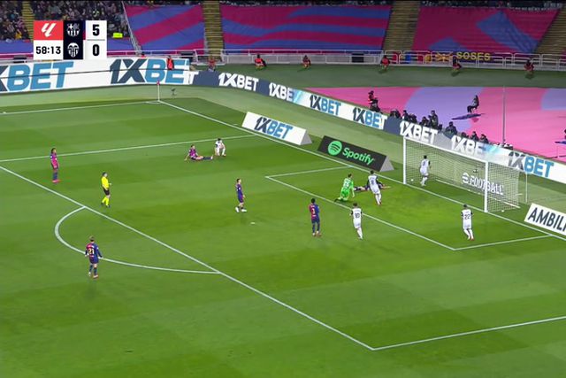 Hugo Duro reduz para o Valência em casa do Barcelona (vídeo)