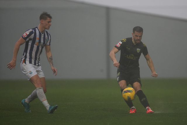 FC Porto B e Tondela não se deixaram afetar pelo temporal e bateram-se com grande intensidade no Olival