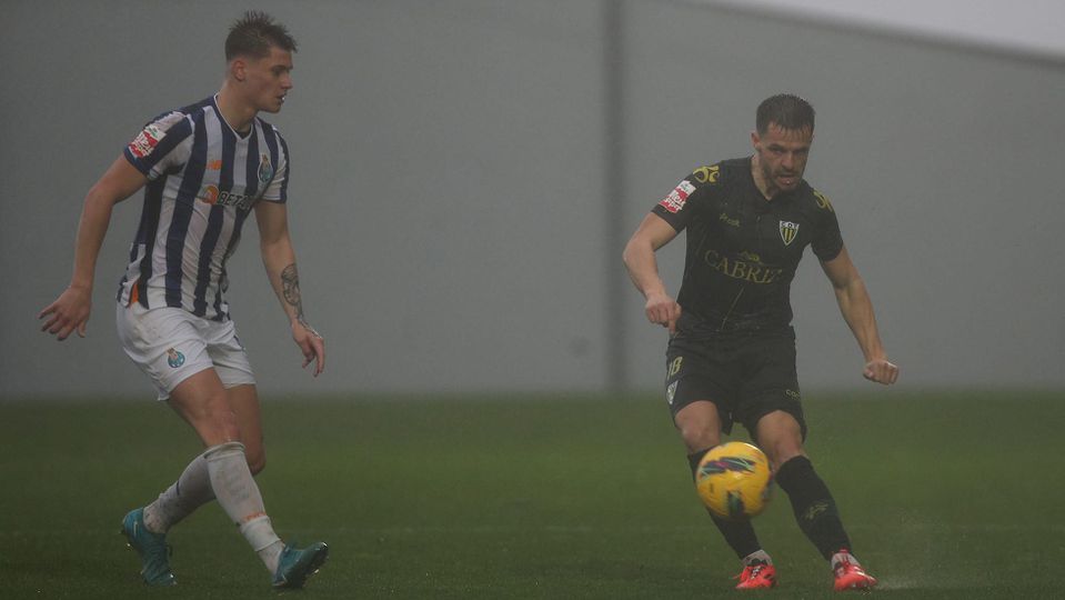 FC Porto B e Tondela não se deixaram afetar pelo temporal e bateram-se com grande intensidade no Olival