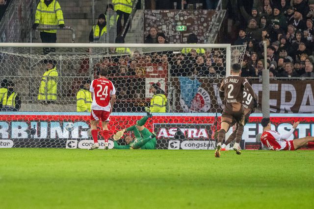 Diogo Leite a não conseguir impedir um dos três golos dos visitados