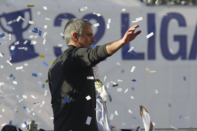 José Mourinho, na Praça Cibelles, no coração de Madrid, na festa da conquista do título de campeão de Espanha pelo Real Madrid, em maio de 2012 — Foto: IMAGO