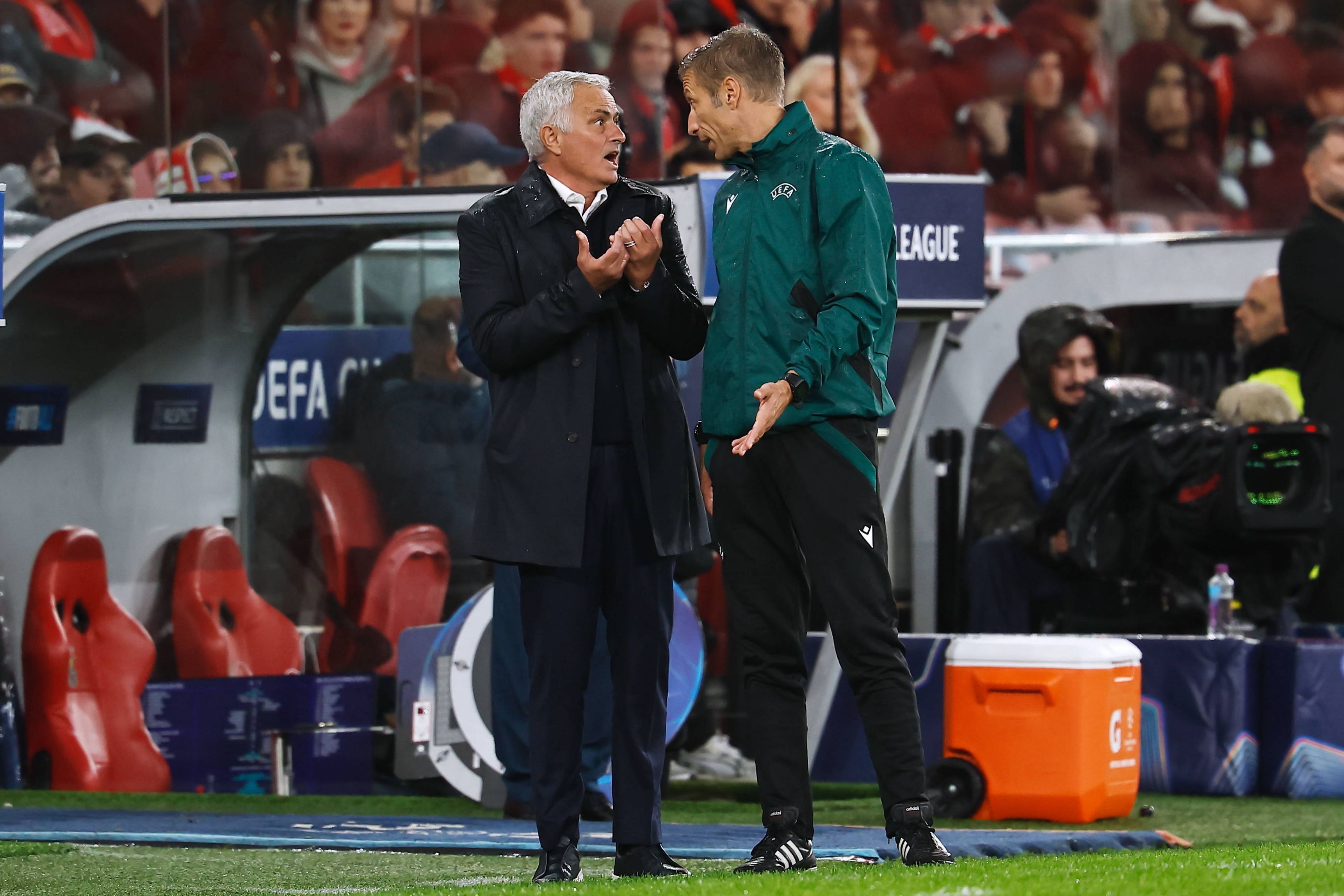 José Mourinho pede explicações a Davide Massa, por não ter sido assinalado um penálti sobre Barreiro no jogo com o Leverkusen — Foto: IMAGO