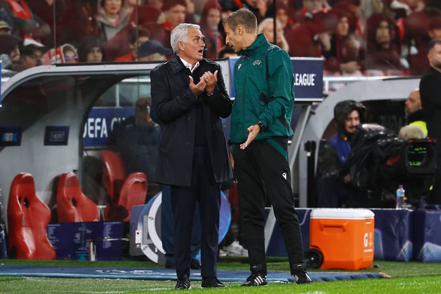 José Mourinho pede explicações a Davide Massa, por não ter sido assinalado um penálti sobre Barreiro no jogo com o Leverkusen — Foto: IMAGO