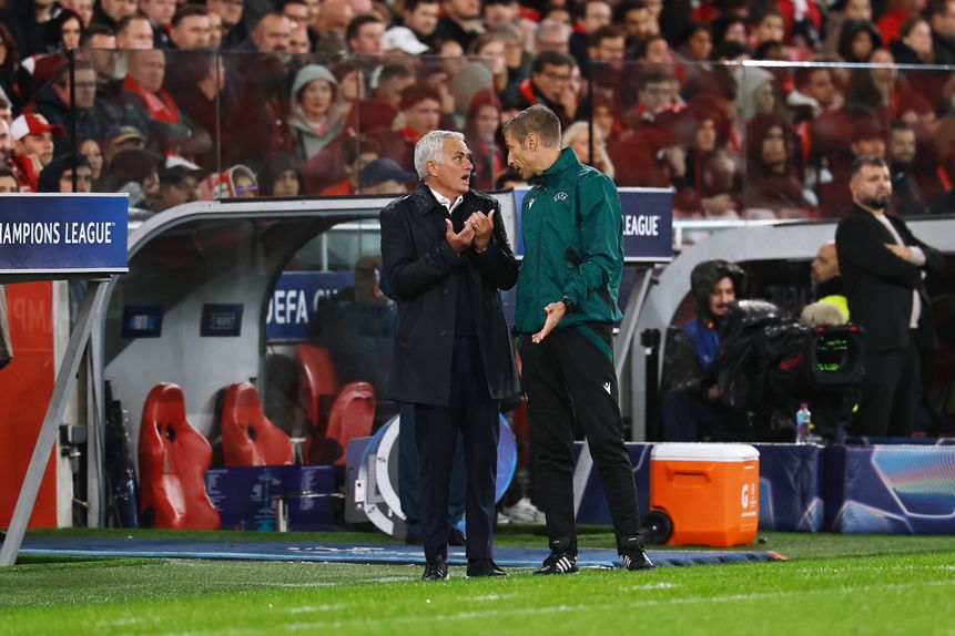 José Mourinho pede explicações a Davide Massa, por não ter sido assinalado um penálti sobre Barreiro no jogo com o Leverkusen — Foto: IMAGO