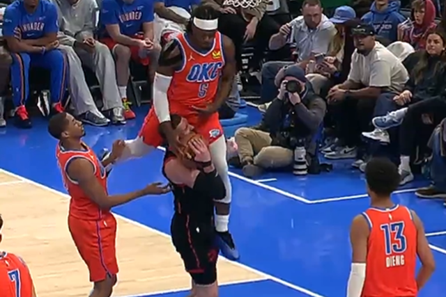 Momento caricato na partida entre os Thunder e os Raptors