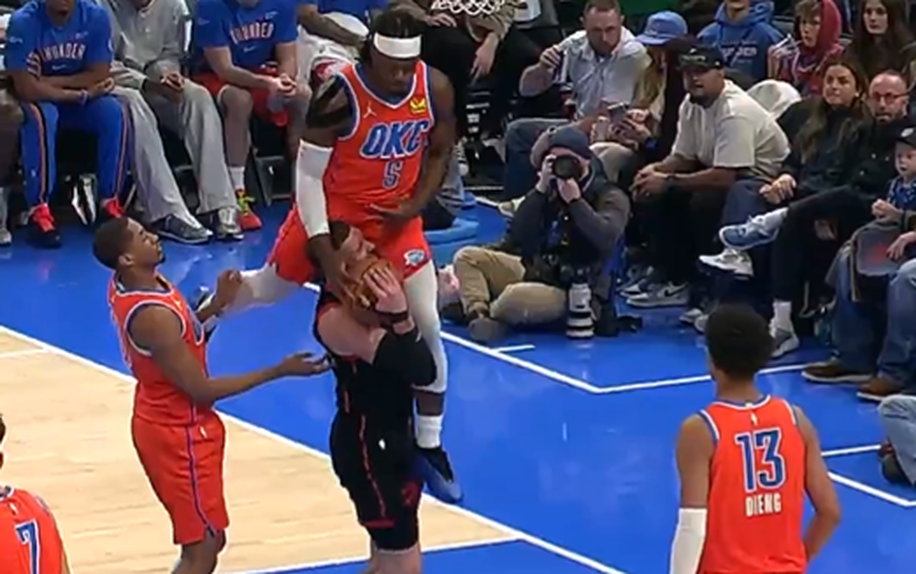 Momento caricato na partida entre os Thunder e os Raptors
