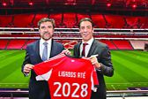 O CEO da NOS, Miguel Almeida, e p presidente do Benfica, Rui Costa, selaram o acordo — Foto: SL Benfica
