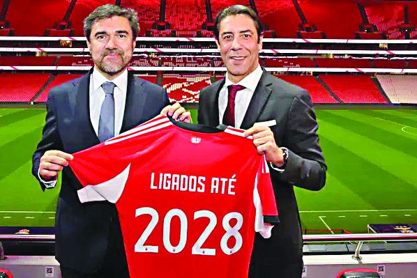 O CEO da NOS, Miguel Almeida, e p presidente do Benfica, Rui Costa, selaram o acordo — Foto: SL Benfica