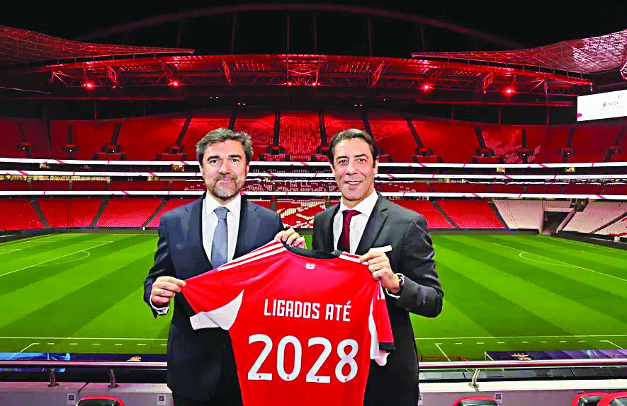 O CEO da NOS, Miguel Almeida, e p presidente do Benfica, Rui Costa, selaram o acordo — Foto: SL Benfica