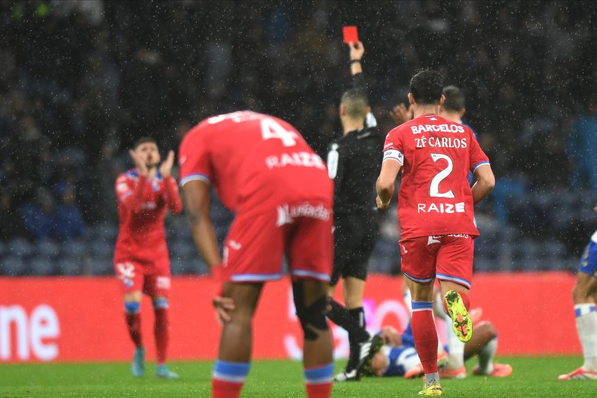Vermelho para Martín Fernández - Foto: Rogério Ferreira