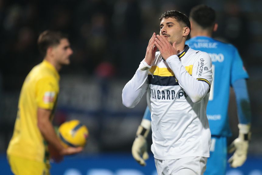 Extremo dos minhotos tenta reagir ao momento doloroso - Foto: Manuel Fernando Araújo/LUSA