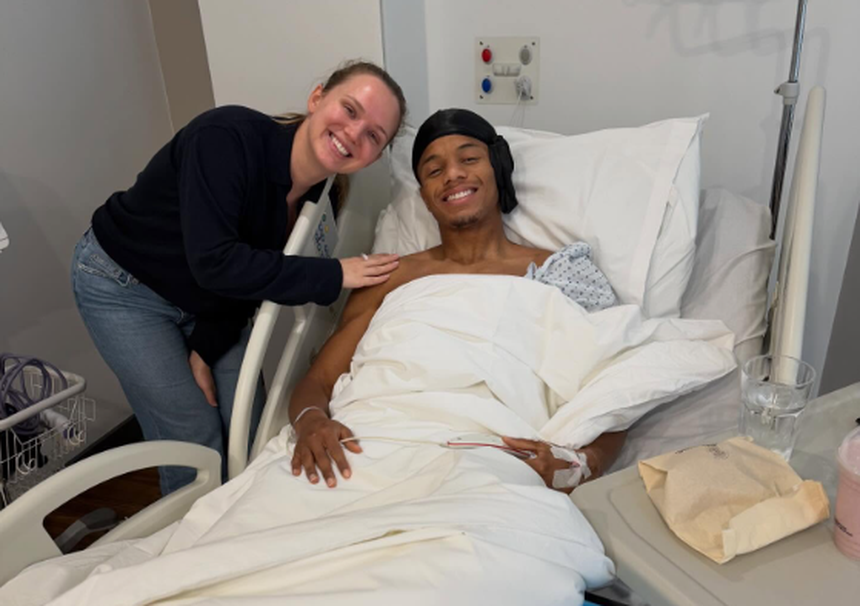 Neres ao lado da mulher, após ter sido operado - Foto: David Neres/Instagram