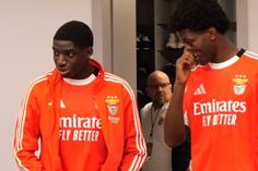 Balneário do Benfica rendido a Anísio Cabral e Banjaqui