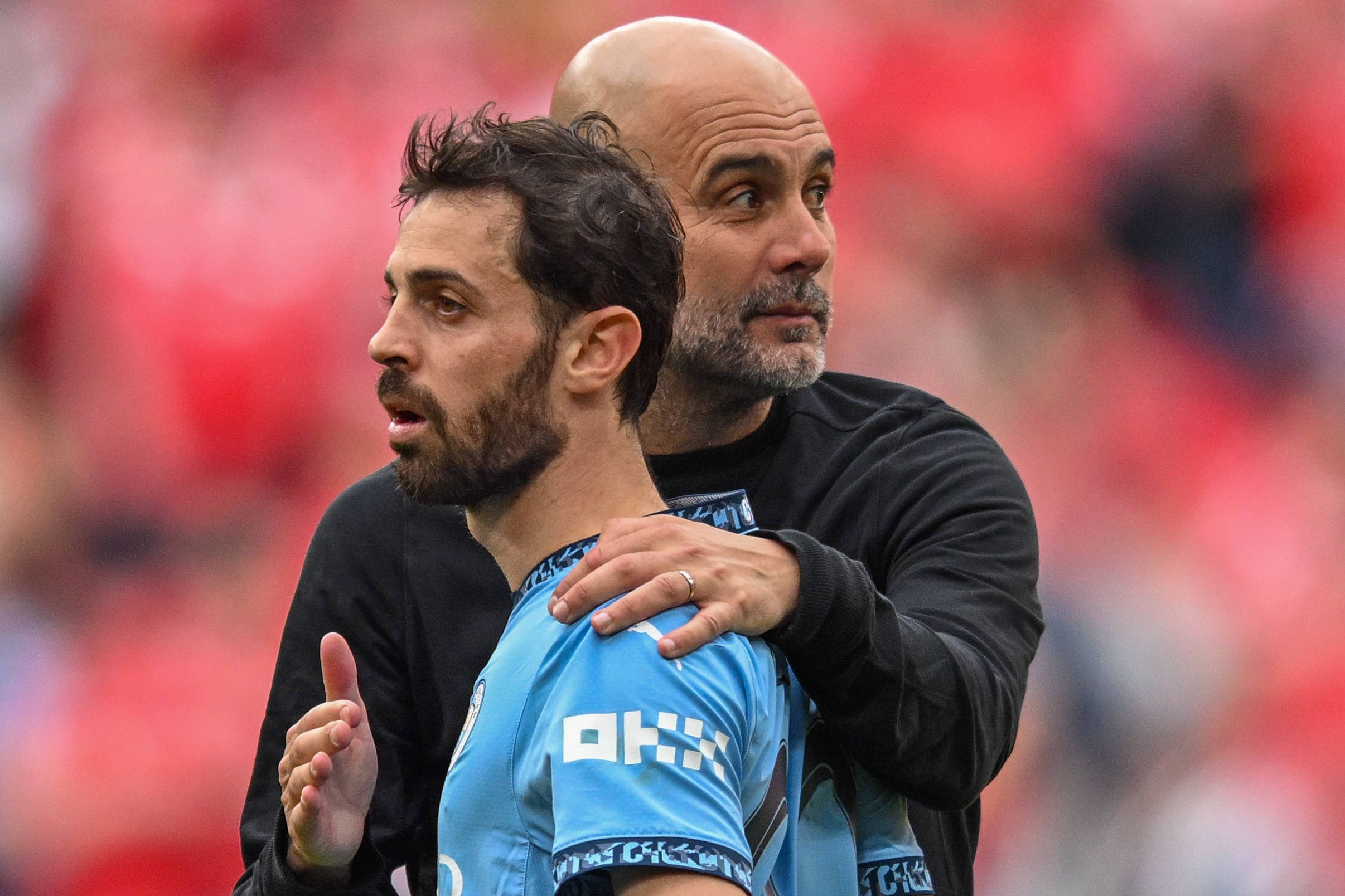 Pep Guardiola e Bernardo Silva - Foto: IMAGO