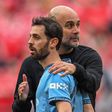 Pep Guardiola e Bernardo Silva - Foto: IMAGO
