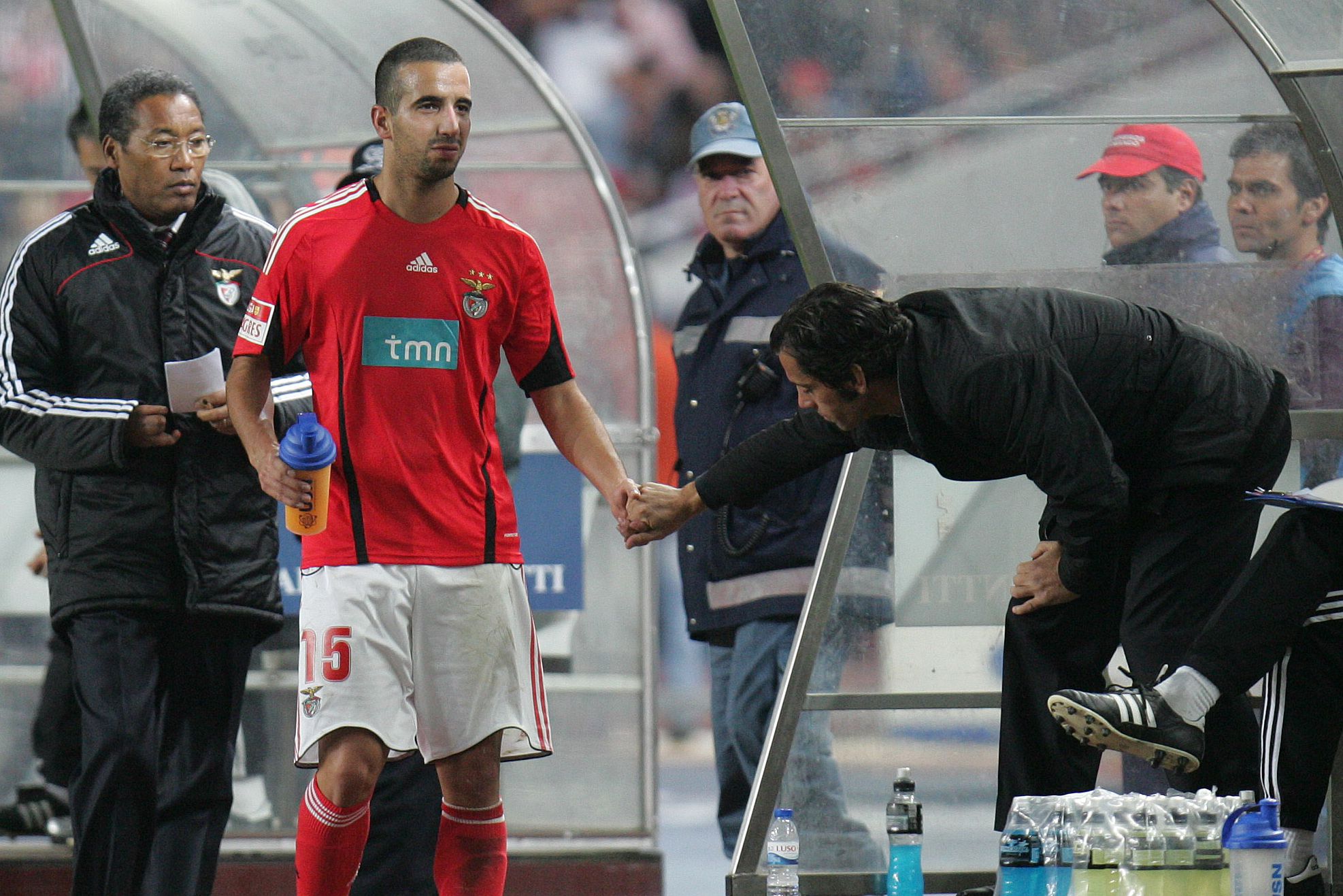 Ruben Amorim e Quique Flores cumprimentam-se, num jogo em Coimbra, em 2008 — Foto: A BOL