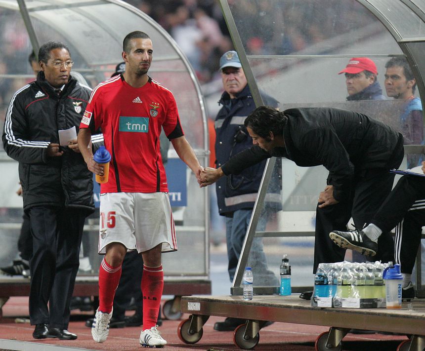 Ruben Amorim e Quique Flores cumprimentam-se, num jogo em Coimbra, em 2008 — Foto: A BOL