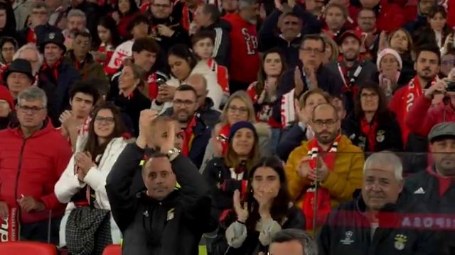 Diogo Ribeiro acarinhado pelos adeptos do Benfica na Luz