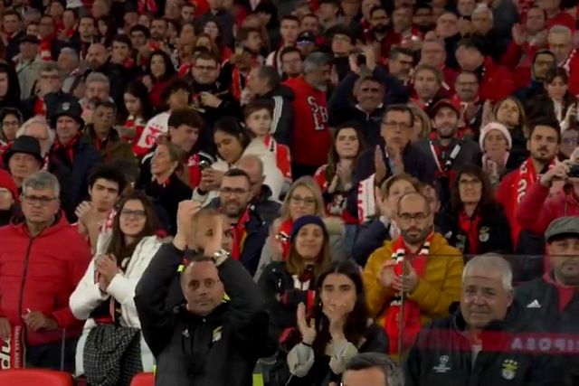 Diogo Ribeiro acarinhado pelos adeptos do Benfica na Luz