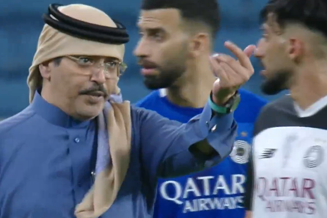 Insólito: presidente interrompe jogo no Catar para protestar com árbitro (vídeo)