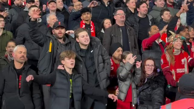 Adeptos do Liverpool afinam a voz e cantam música de Bob Marley