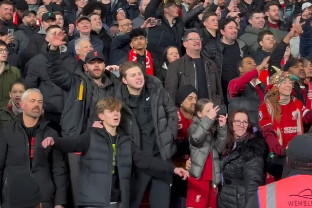 Adeptos do Liverpool afinam a voz e cantam música de Bob Marley