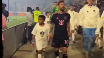 Filho de Kim Kardashian e Kanye West entra em campo de mão dada com Messi