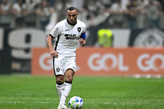 Marçal conduz a bola em jogo do Botafogo