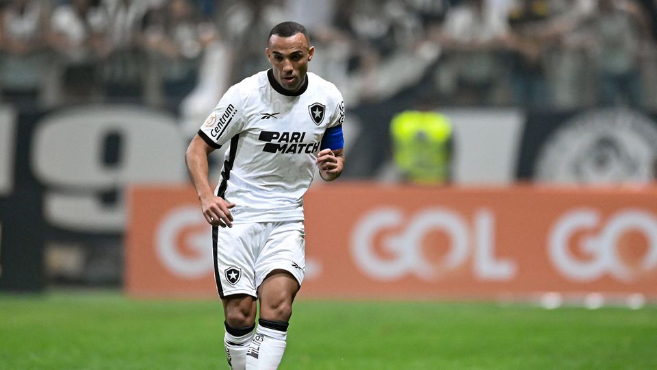 Marçal conduz a bola em jogo do Botafogo