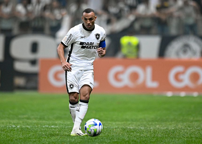 Marçal conduz a bola em jogo do Botafogo