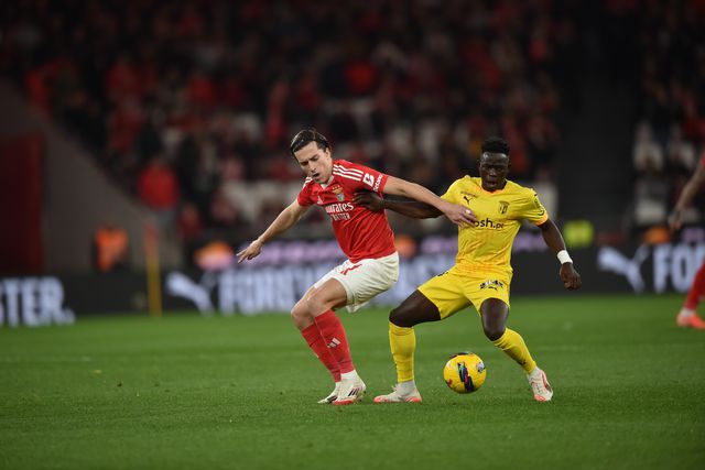 Carreras disputa a bola com Roger no jogo entre o Benfica e o SC Braga