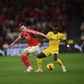 Carreras disputa a bola com Roger no jogo entre o Benfica e o SC Braga