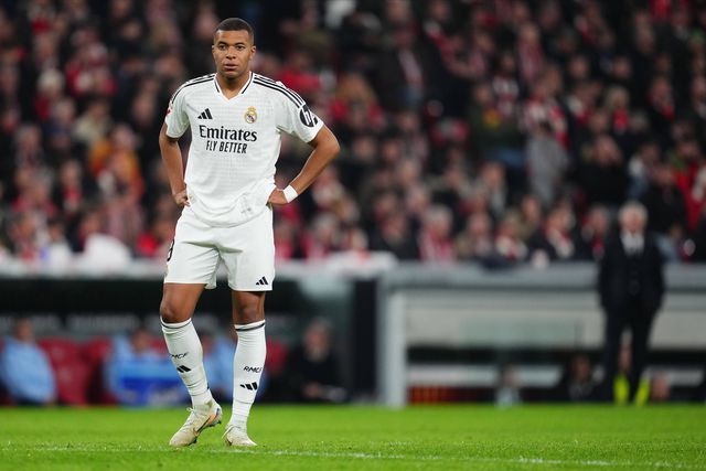 Mbappé em campo com a camisola do Real Madrid