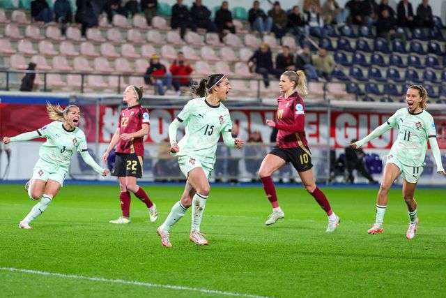 Navegadoras a celebrarem o golo de Carole Costa, de grande penalidade