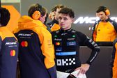 Lando Norris, na box da McLaren, antes de voltar à pista