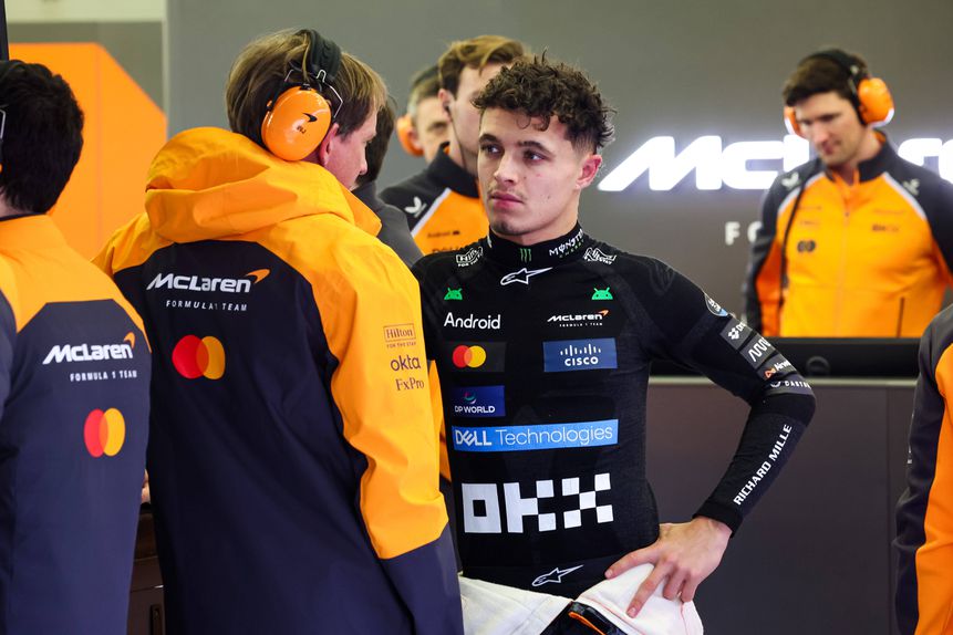 Lando Norris, na box da McLaren, antes de voltar à pista